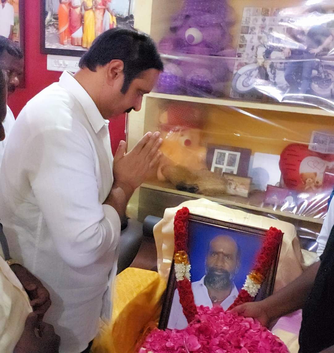 SureshKangayan's tweet photo. படுகொலை செய்யப்பட்ட பாமக செங்கல்பட்டு நகர செயலாளர் செங்கல்பட்டு பாமகநகரசெயலாளர் #பூக்கடை_நாகராஜ் அவர்களின் இல்லத்தில், அவரின் திருவுருவ படத்திற்கு அஞ்சலி செலுத்தி, குடும்பத்தினருக்கு ஆறுதல் கூறிய‌ பாமக தலைவர் மருத்துவர் அன்புமணி ராமதாஸ் @draramadoss அவர்கள்.! https://t.co/01I7OdwTIv