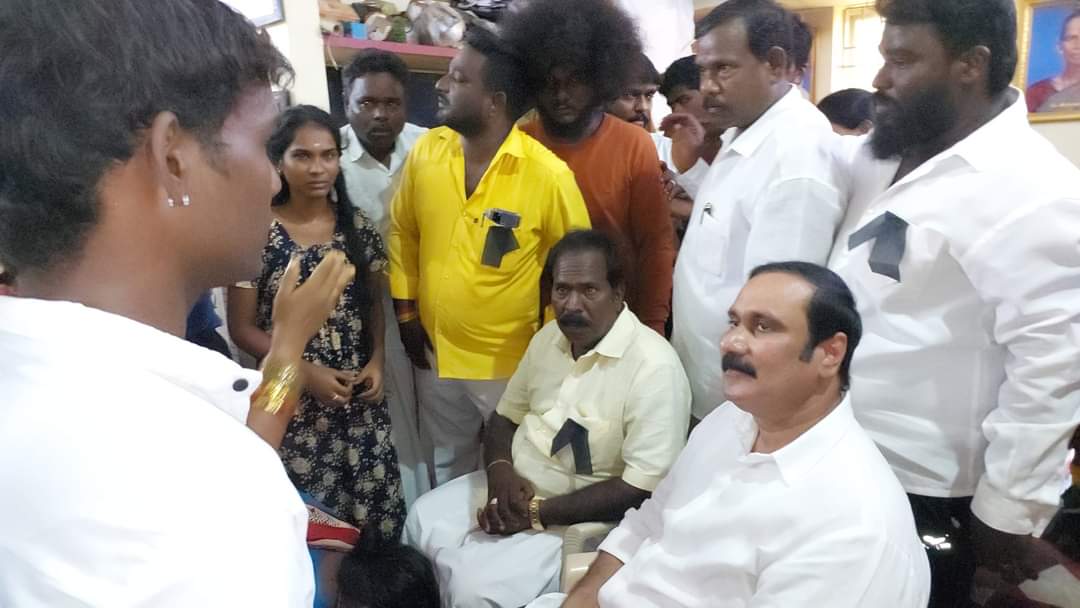 SureshKangayan's tweet photo. படுகொலை செய்யப்பட்ட பாமக செங்கல்பட்டு நகர செயலாளர் செங்கல்பட்டு பாமகநகரசெயலாளர் #பூக்கடை_நாகராஜ் அவர்களின் இல்லத்தில், அவரின் திருவுருவ படத்திற்கு அஞ்சலி செலுத்தி, குடும்பத்தினருக்கு ஆறுதல் கூறிய‌ பாமக தலைவர் மருத்துவர் அன்புமணி ராமதாஸ் @draramadoss அவர்கள்.! https://t.co/01I7OdwTIv