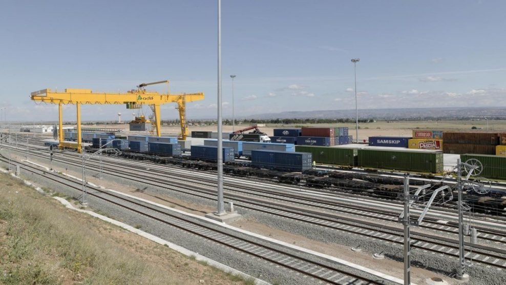 pelliot_chine's tweet photo. Intéressant - La #Chine🇨🇳, souvent critiquée sur l'impact environnemental, vient de conserver la gestion du terminal ferroviaire de Zaragoza Plaza, face à l'espagnol #Samca 🇪🇸, avantage #Cosco dans 2 catégories ; semi-remorques non grutables et empreinte carbone !💚 #BRI 1/2 https://t.co/OfkfAYUnH5