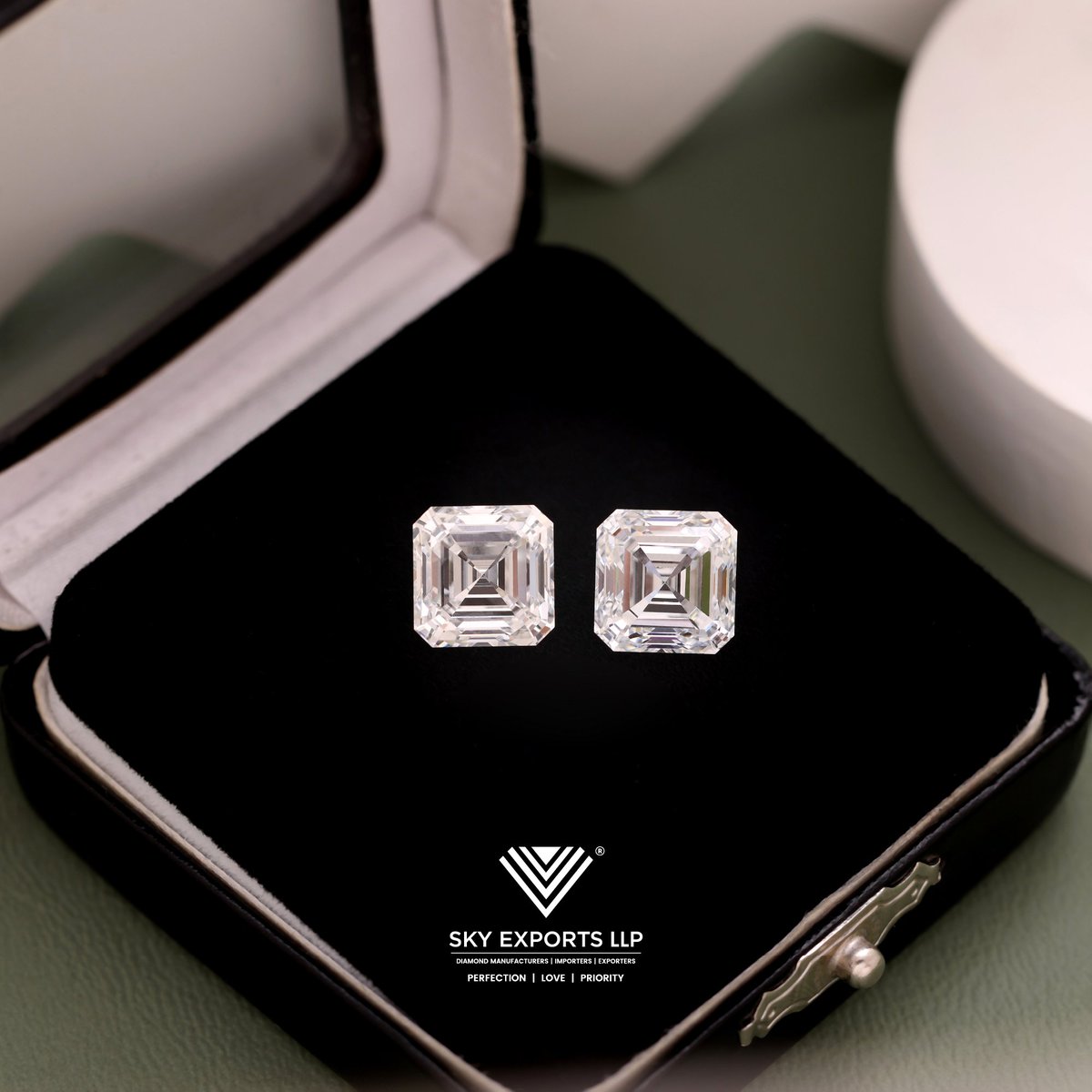 ExportsSrt's tweet image. A Testament to Craftsmanship: Twin Cushion Shape Lab-Grown Diamonds for Discerning Tastes.

These lab-grown diamonds can be the perfect choice for those seeking to make an eco-friendly purchase.

#pairdiamond #cushiondiamonds #labcreateddiamond #labgrowndiamonds