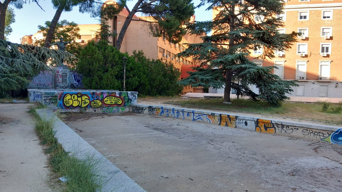 MadridExiste's tweet photo. Este es el estado en el que está desde hace muchos años el monumento a Núñez de Balboa, que está en Moncloa, junto al faro de Moncloa y el Museo de América. ¿Se decidirá algún día el PP a limpiarlo y protegerlo de vándalos? Os iré informando.

#NuñezdeBalboa https://t.co/m4Jtl3X9nM