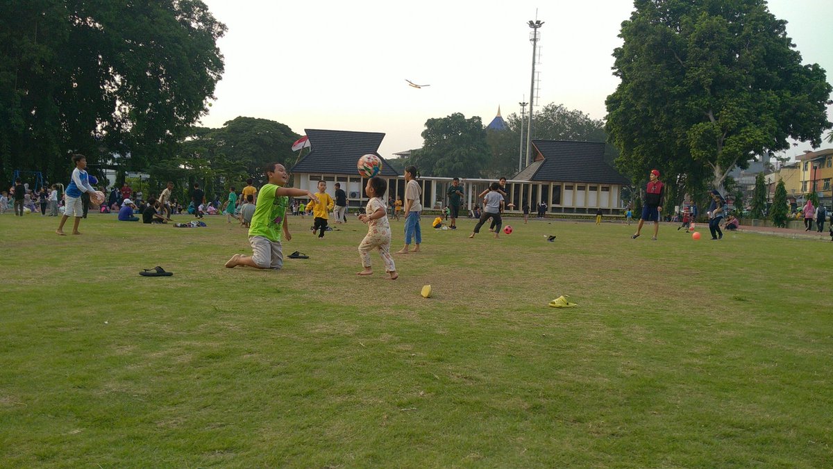 nosargmail39281's tweet image. Bermain di area terbuka adalah hal yang menyenangkan bagi siapapun #serubanget #publicarea #bahagiaitusederhana