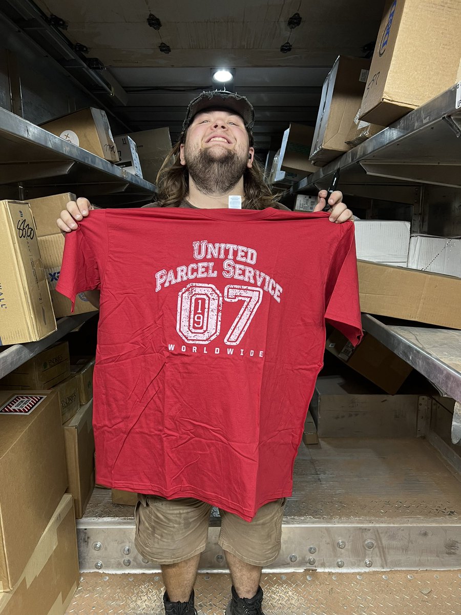 okc_preload's tweet photo. Good #WellnessTuesday #OKC #Preload James has #PCM over proper lifting To #LiftLower we protect our backs when lifting we always want to keep the natural curve of our back #BeSMOOTH Do you know the #8keys Aaron Dale does! #LetsGetIt #UPS #TeamSafety https://t.co/odjBWQC45j