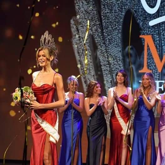 El Patriarcado lo hizo de nuevo. Tan bajo cae la mujer que hasta este tipo disfrazado de mujer puede ganarle en un concurso de "solo para mujeres".  #MissNederland2023 es una payasada.