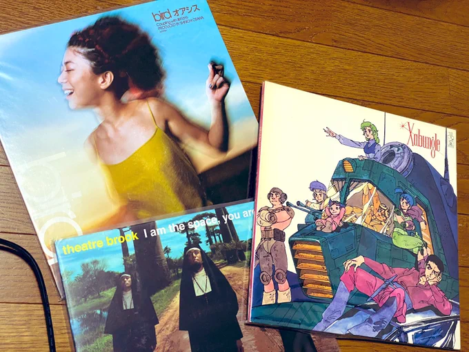 わ〜!ジャケ買いマンさんありがとうございます☆ はい2刷夢の重版出来でした。゜(゜'Д`゜)゜。楽しんでいただければ嬉しいです☆ 自分もレコード集めてました!
