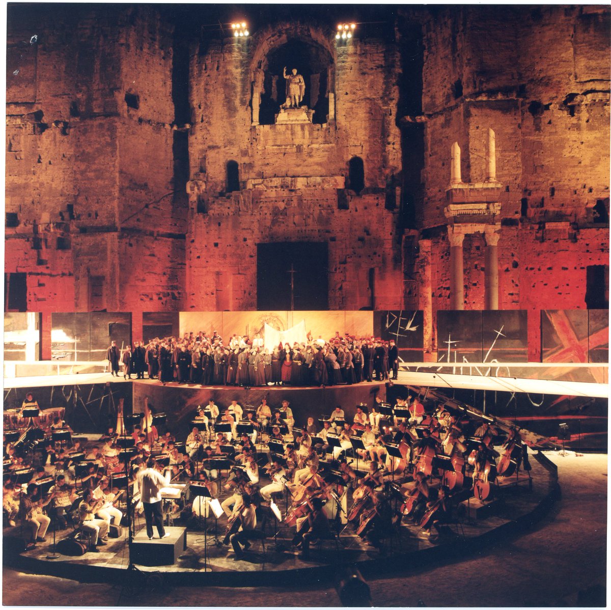 Au début du XXe s, la fosse à orchestre était positionnée à jardin, à l’ombre des figuiers qui poussaient dans le Théâtre antique. De nos jours, elle est centrée sur le devant de la scène. 8Fi Fonds Abel (années 1920 / La Force du Destin, 1996). #archives #villedorange #choregies