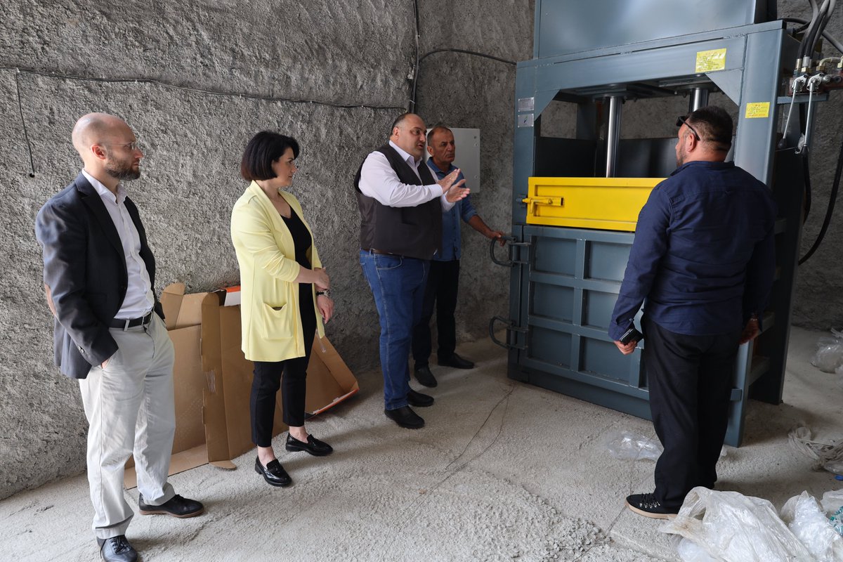 UNDPGeorgia's tweet photo. Georgian🇬🇪 business steps up to the challenge of #waste #recycling.

With support from @EUinGeorgia @UNDPGeorgia @agricultureGEO, a local rural company acquires new equipment to process 100 tons of plastic &amp; paper waste annually, reducing strain on the environment.

🇪🇺🇺🇳#ENPARD https://t.co/x8Wmn9twzI