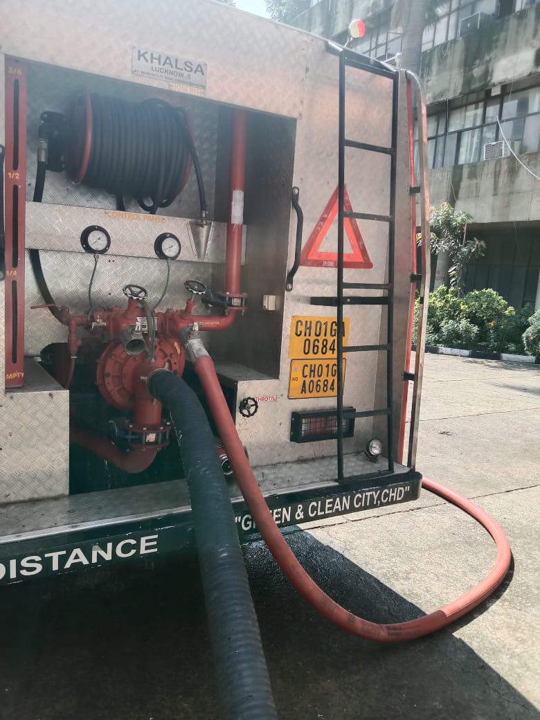 MCChandigarh's tweet photo. Fire tenders continuously pumping out water from affected areas.
#ChandigarhRains
#HelpMccMakeChdEvenMoreBeautiful https://t.co/nsGHBUEEMq
