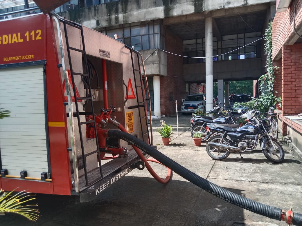 MCChandigarh's tweet photo. Fire tenders continuously pumping out water from affected areas.
#ChandigarhRains
#HelpMccMakeChdEvenMoreBeautiful https://t.co/nsGHBUEEMq