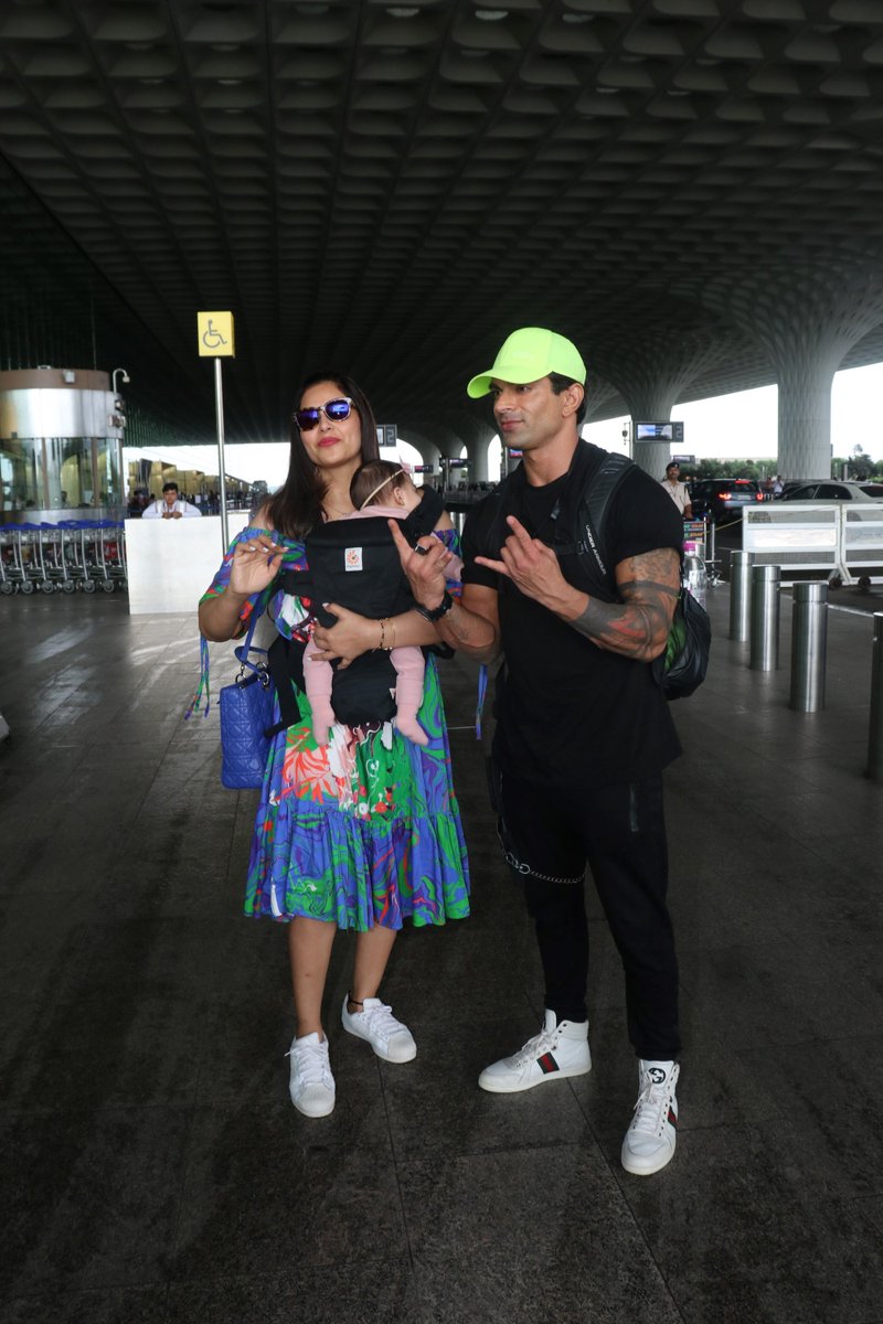 BollywoodH's tweet image. #BipashaBasu #KaranSinghGrover With Their Daughter  #Mishti Snapped At #MumbaiAirport