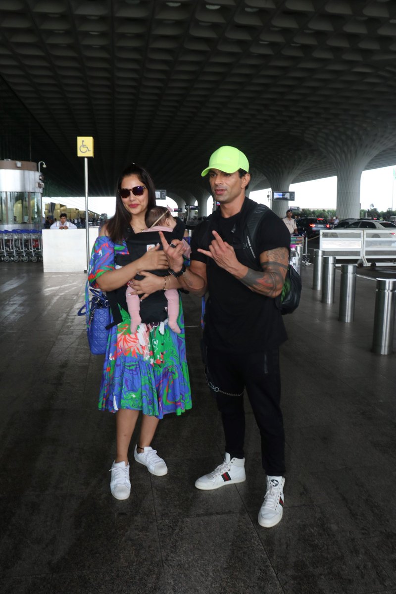 BollywoodH's tweet image. #BipashaBasu #KaranSinghGrover With Their Daughter  #Mishti Snapped At #MumbaiAirport