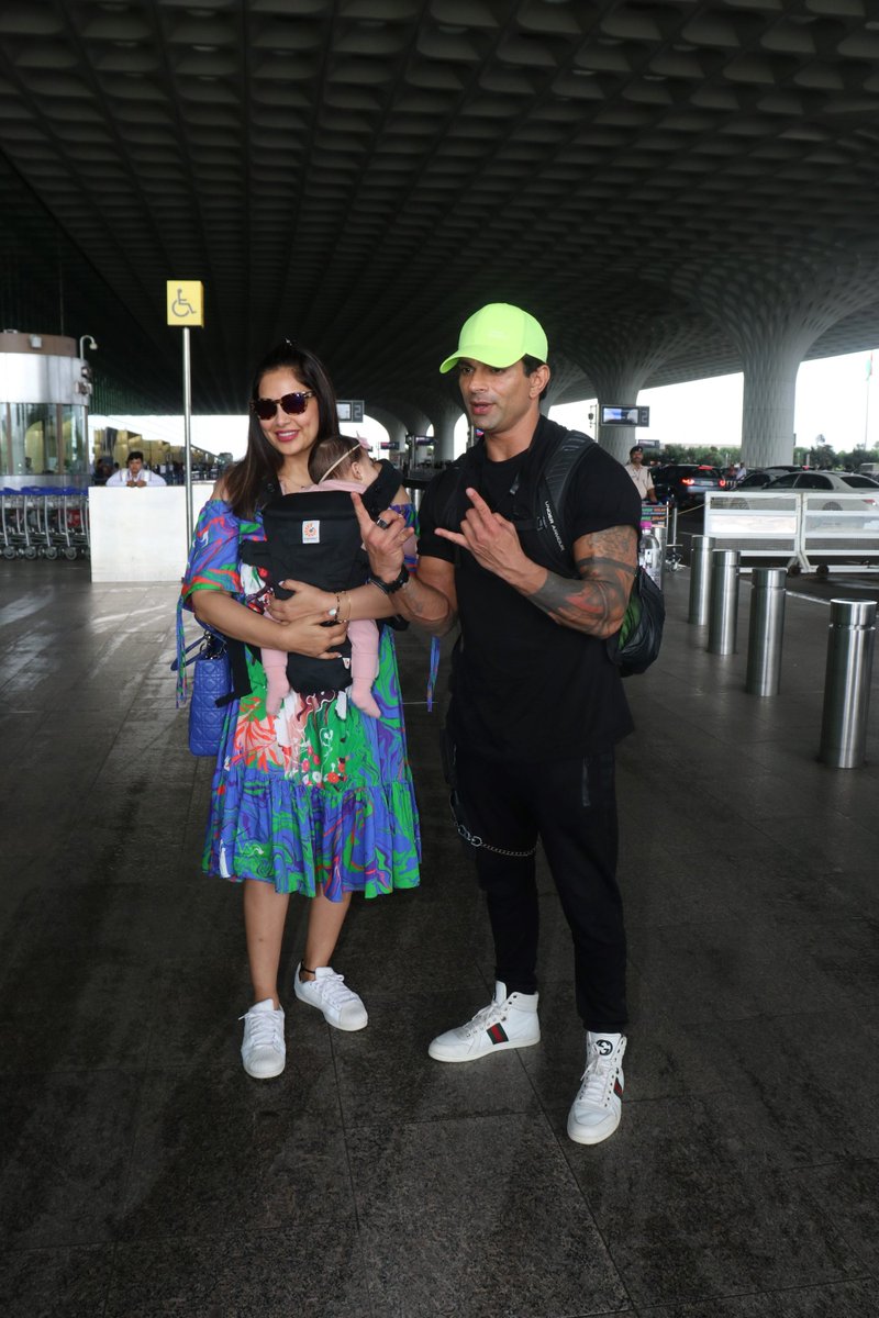 BollywoodH's tweet image. #BipashaBasu #KaranSinghGrover With Their Daughter  #Mishti Snapped At #MumbaiAirport