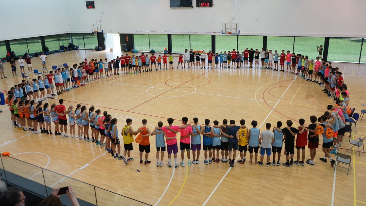 Olotuit's tweet photo. 🔊🏀 Durant aquests dies #Olot ha acollit el segon Campus Gigantes de #bàsquet amb una quarantena de joves d'entre 12 i 18 anys que volen millorar i perfeccionar la seva tècnica.

👏🏼 Moltes gràcies a tothom que ho ha fet possible!

#EsportsOlot #AjuntamentOlot https://t.co/6yuMnmMU42