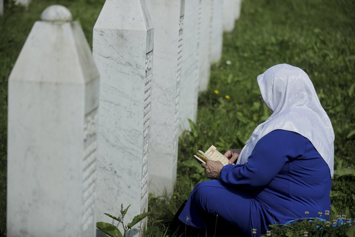 Ne 1995 yılında yaşatılan zulmü unuttuk, ne de #Srebrenitsa Soykırımını. Bir yanda büyük acılar, dinmeyen gözyaşları; diğer yanda insanlık tarihine kara bir leke olarak geçen soykırım! ''Biz de zalimlerden olursak, zulme karşı savaşmamızın bir anlamı kalmaz'' diyordu Bosna'nın