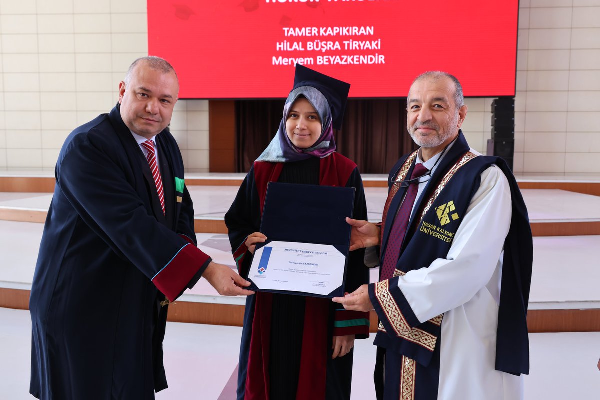 hkunv's tweet photo. HKÜ'de 9. Mezuniyet Heyecanı! 🎓🎉

2022-2023 Mezuniyet Törenleri Hukuk Fakültesi ile başladı.

Hukuk Fakültesi mezunları, gururla diplomalarını alıp keplerini havaya attılar. 👏✨

Başarılarınızı gururla paylaşıyor, gelecek yolculuğunuzda en iyisini diliyoruz. Tebrikler! 🎓🎉 

#hkunv #HKÜ2023 #MezuniyetTöreni #HukukFakültesi