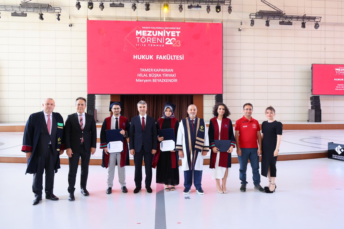 hkunv's tweet photo. HKÜ'de 9. Mezuniyet Heyecanı! 🎓🎉

2022-2023 Mezuniyet Törenleri Hukuk Fakültesi ile başladı.

Hukuk Fakültesi mezunları, gururla diplomalarını alıp keplerini havaya attılar. 👏✨

Başarılarınızı gururla paylaşıyor, gelecek yolculuğunuzda en iyisini diliyoruz. Tebrikler! 🎓🎉 

#hkunv #HKÜ2023 #MezuniyetTöreni #HukukFakültesi