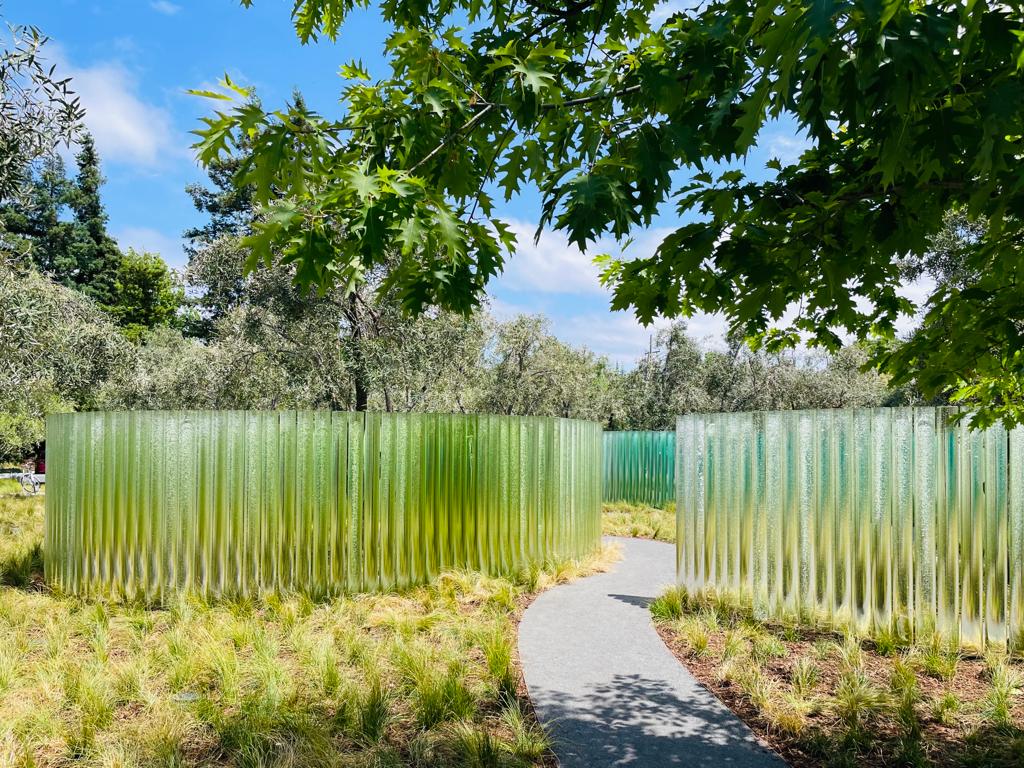 EOCengineers's tweet photo. Apple Mirage is a remarkable sculpture commissioned for Apple Park. The captivating installation consists of a collection of 448 individual cast cylinders, containing sands from all deserts in the world.
#applemirage #glass #glassdesign #glassengineering #artwork https://t.co/PE4jRTnWt4