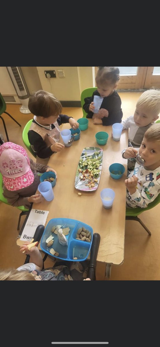 Healthy snack with “Llaeth a dwr”for snack time this morning!🥛
<a href="/NewportFIS/">Newport Family Info</a> 
<a href="/clybiauplant/">Clybiau Plant Cymru Kids' Clubs</a> 
<a href="/HealthyEating/">Healthy Eating</a>