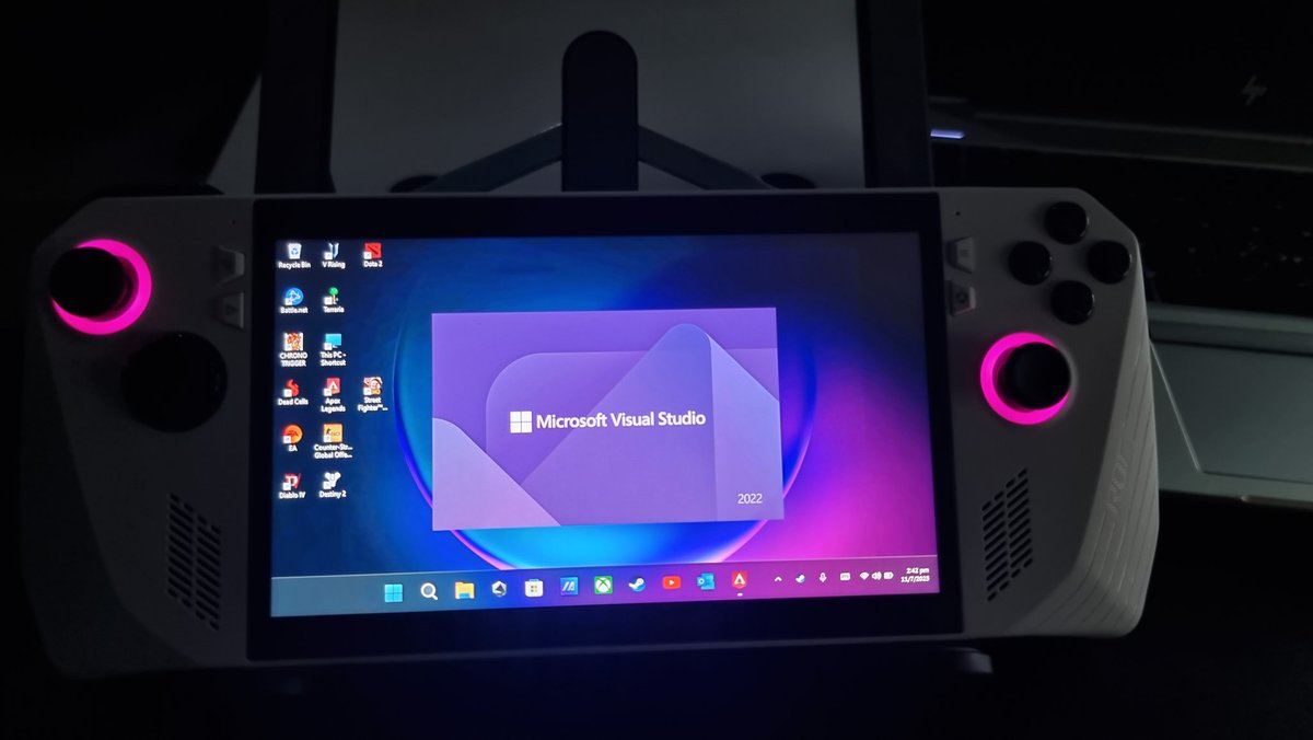 wilverain's tweet photo. Work or play?😅

#rogally #visualstudio https://t.co/meeikbzn9w