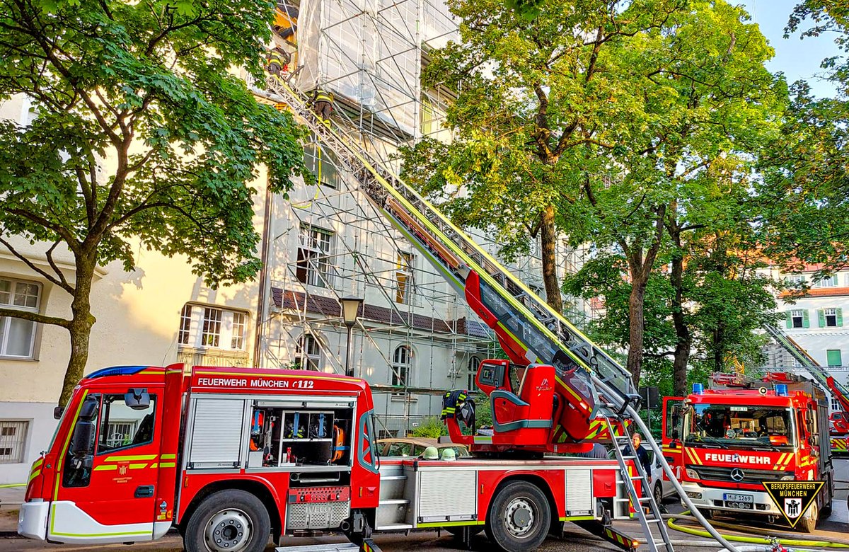 Montagnacht ist es in einem fünfstöckigen Mehrfamilienhaus in #Bogenhausen zu einem Dachstuhlbrand gekommen. Verletzt wurde niemand.
Ganzer Bericht: presseportal.de/blaulicht/pm/1…
#wirfuerMuenchen