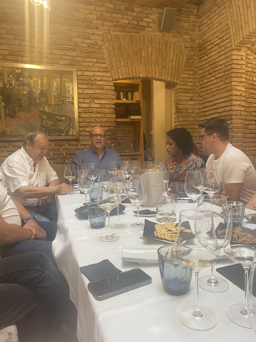 TiemposLiqui2's tweet photo. Desayuno con Toni de @Gramona1881 , gracias al equipo de El Lagar por hacerlo posible, @pacoberciano @albanely @BurgosASBU https://t.co/OOI4ZmaZuj