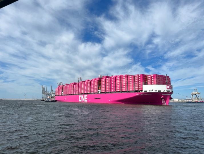 💗 Een bijzonder gezicht vanmorgen! De magentakleurige ONE Innovation was voor de eerste keer in Rotterdam. Wil je deze kolos van dichtbij zien? Stap aan boord van de #FutureLand Ferry! bit.ly/3rtzYvl