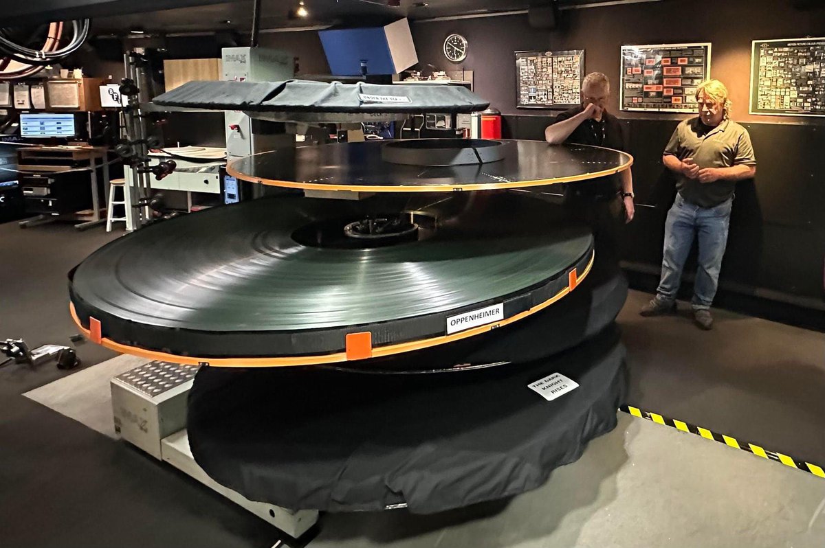 cinefiliacult's tweet photo. Miren el tamaño de la impresión en IMAX de #Oppenheimer 💣, la película más larga de Christopher Nolan. Mide casi 18 km de largo y pesa 272 kg. 😳 https://t.co/PXzdLan9Te
