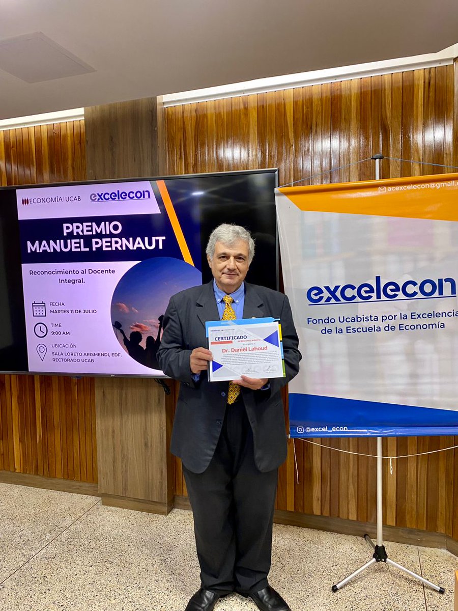 economiaucab's tweet photo. Felicitamos al Prof. Daniel Lahoud por recibir el Premio a la Excelencia Docente Manuel Pernaut S.J👏 Una iniciativa en conjunto a @excelecon con el fin de mantener la calidad de la docencia y seguir apostando a la excelencia. https://t.co/opmYjcz4xu