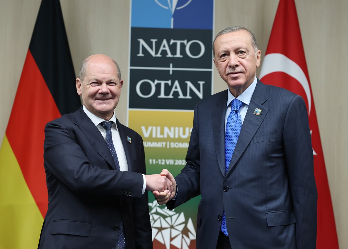 Şansölye Olaf Scholz ile NATO Liderler Zirvesi'nde bir araya gelerek Türkiye - Almanya ilişkilerini konuştuk, ittifaka verdiğimiz önemi teyit ettik. Küresel istikrar ve güvenlik ortamının tesis edilmesi çabalarında Almanya ile yakın iş birliğimizi sürdüreceğiz. 🇹🇷🇩🇪