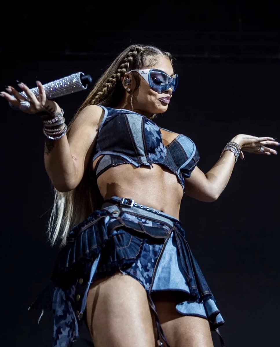 labelsndollas's tweet photo. some performance looks  styled by me ;) https://t.co/zSDTxcR4XT