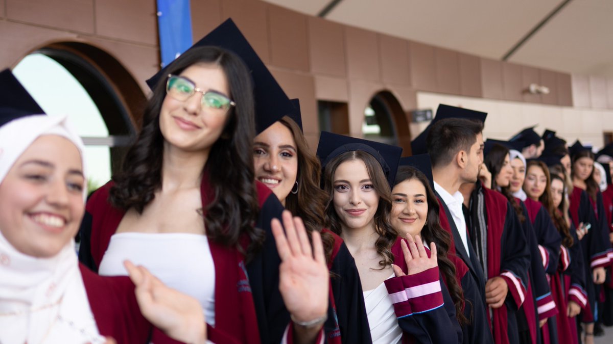 hkunv's tweet photo. Azim ve heyecan dolu bir yolculuğun sonunda, Hasan Kalyoncu Üniversitesi Meslek Yüksekokulu mezunları yeni bir sayfa açıyor!

Yolunuz açık olsun 👋👏

#hkunv #HK��2023 #MezuniyetTöreni #MeslekYüksekokulu https://t.co/DtRMSvprp5