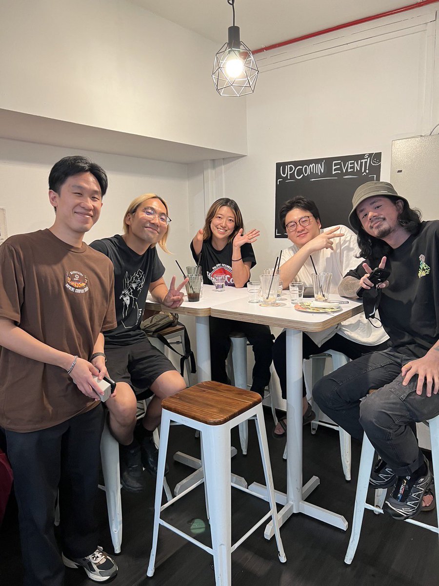 KouNakagawa's tweet photo. 今日はシンガポールFalse Plaintiffのみんなと会えた！去年のEPも最高だったし日本でもまたライブ見たいですね〜 https://t.co/Nkp4YbBnNy