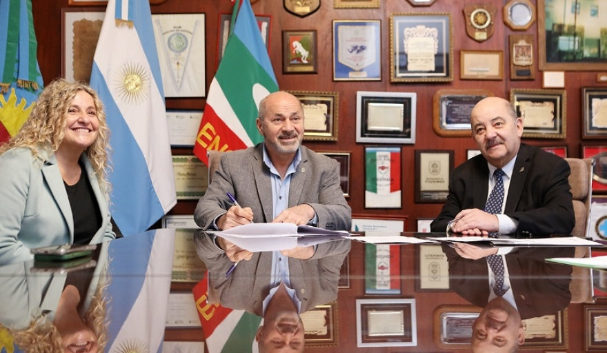 El Bachillerato de Bellas Artes tendrá un anexo en Ensenada
Andrea Aguerre, Directora del <a href="/bbaunlp/">Bachillerato de Bellas Artes UNLP</a> <a href="/unlp/">UNLP</a> 
#ContactoUniversitario <a href="/radioulaplata/">Radio UNLP</a>
AM 1390 en vivo acá nos ves y nos escuchas twitch.tv/radiou_laplata  Online en universidata.com.ar