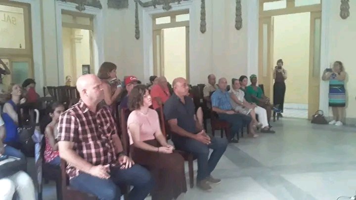 TLcubanacan's tweet photo. Celebran en #VillaClara aniversario 60 de la Unión de Periodistas de #Cuba 🇨🇺. En la ceremonia efectuada en la Sala Caturla de la Biblioteca Provincial Martí se entregó el Sello 60 Aniversario a colegas con un destacado desempeño y años de labor en la organización. https://t.co/YFGxFxxSwd