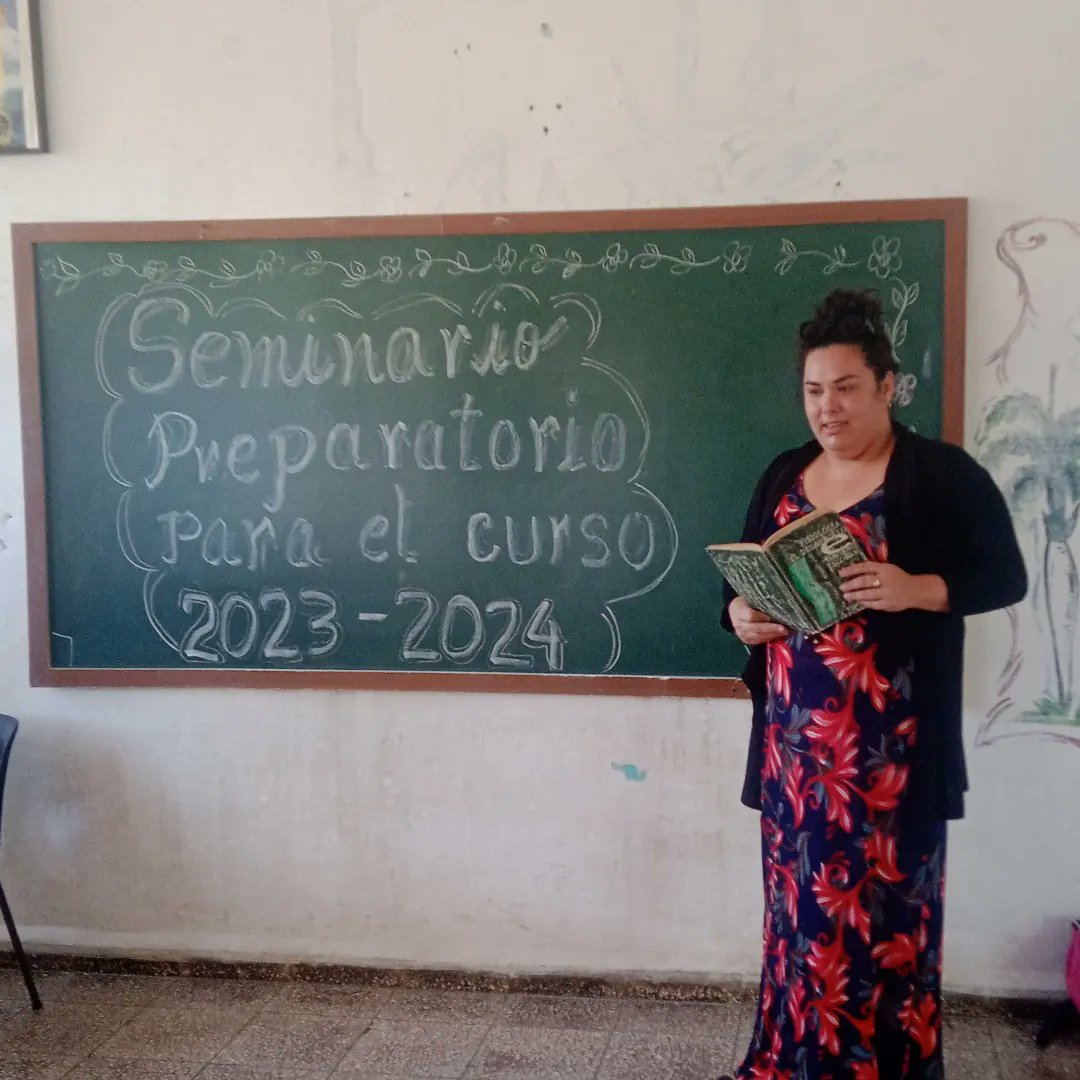 CmObdulio's tweet photo. 👉🏽Segundo día del Seminario Preparatorio para el nuevo curso escolar 2023-2024.
«Un educador excelente no es un ser humano perfecto, sino alguien que tiene la serenidad para darse y sensibilidad para aprender.
#CubaEduca 
 #educremedios   #EducacionVillaClara 
#YoandryFariña https://t.co/N34cc87Bzc