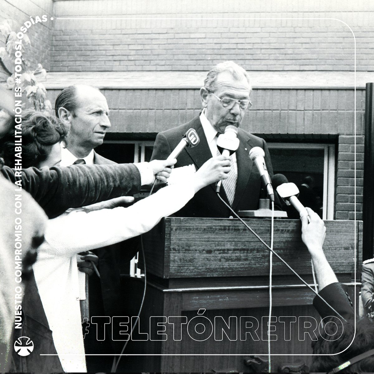 Teleton's tweet photo. Con esta foto de 1979 del doctor Ernesto Rosenfeld en un punto de prensa, saludamos a todos los y las periodistas y profesionales, que durante 45 años han dado cobertura a nuestra campaña.

Nuestro compromiso con la rehabilitación de niños, niñas y jóvenes, es #TodosLosDías ❤️🥰 https://t.co/gB1jOL2tDI