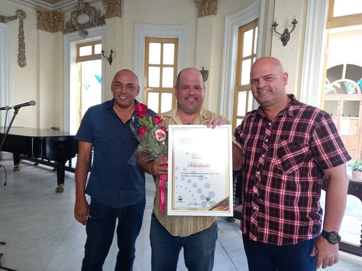 AlbertoLopezcu's tweet photo. Participamos en el acto por el aniversario 60 de la @UpecVillaClara  
Se reconoció a un grupo destacado de delegaciones de base y periodistas de relevante trayectoria.
Muchas felicidades!!
Gracias por el acompañamiento siempre y su lealtad a la Revolución https://t.co/nvPB5daQCo