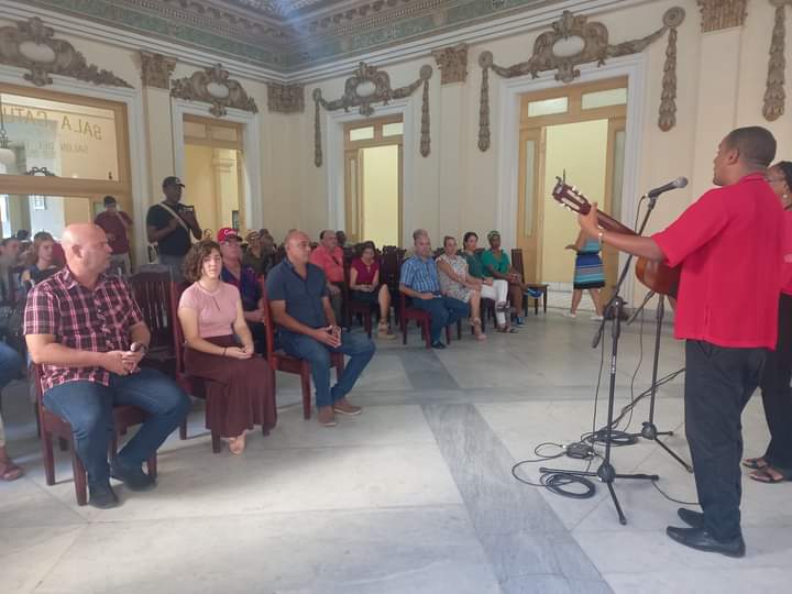 AlbertoLopezcu's tweet photo. Participamos en el acto por el aniversario 60 de la @UpecVillaClara  
Se reconoció a un grupo destacado de delegaciones de base y periodistas de relevante trayectoria.
Muchas felicidades!!
Gracias por el acompañamiento siempre y su lealtad a la Revolución https://t.co/nvPB5daQCo