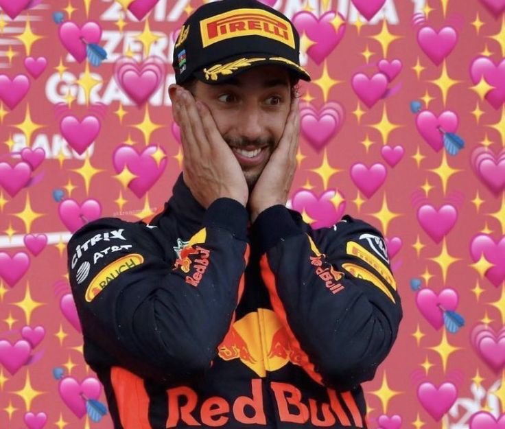 FMemesky's tweet photo. Ricciardo sa vracia, všetci na palubu hype trainu 🚂 https://t.co/YQhuohJUJz