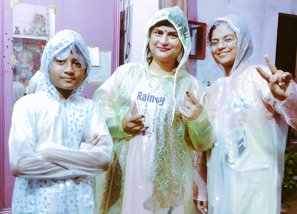 shobhitsaxena31's tweet photo. आज हमने पूरे परिवार के लिए रेनकोट खरीद लिए मुझे पूरा विश्वास है अब कल से बारिश नहीं होगी 😂😂 @swatigkp https://t.co/QbviCsOKUM