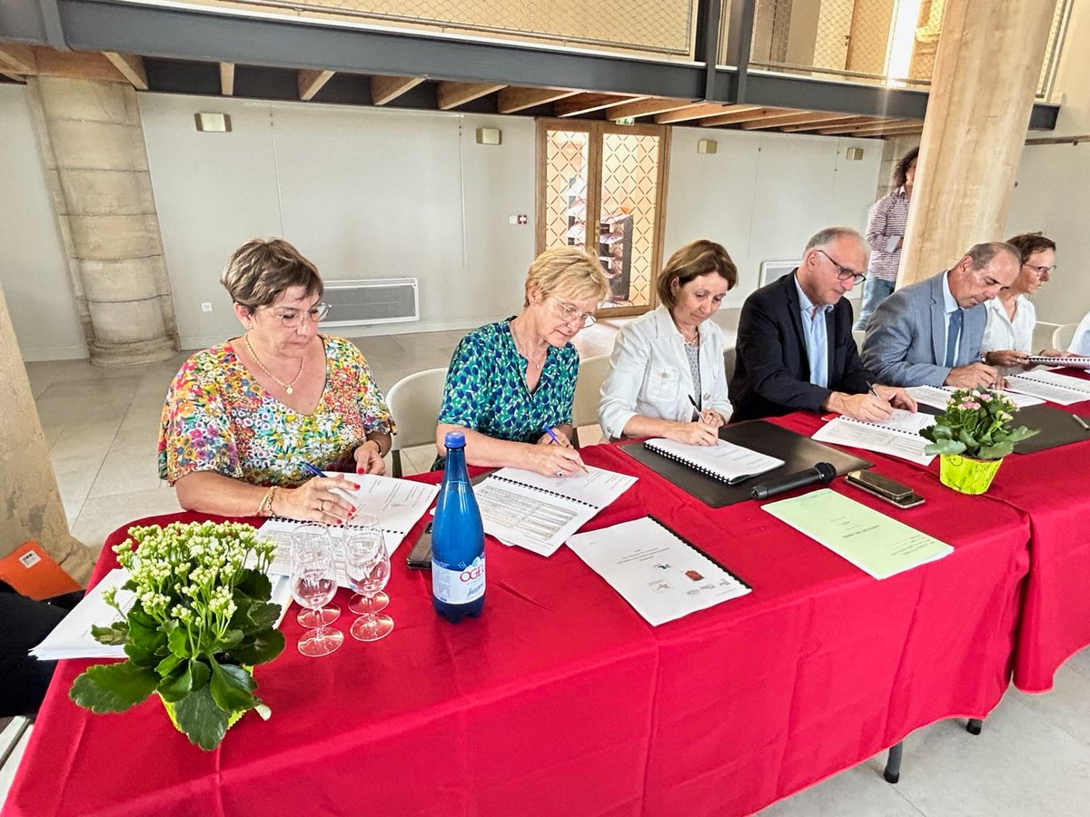 Prefecture40's tweet photo. #Territoires ✍️ Signature ce jour des conventions cadres petites villes de demain des communes d'#Amou, #MontfortenChalosse et #Mugron🏡
L'Etat a soutenu ce projet à hauteur 76 000 euros
Françoise Tahéri, préfète des #Landes a présidé l'événement
#PVD @LesLandes40 https://t.co/5TybgknEot
