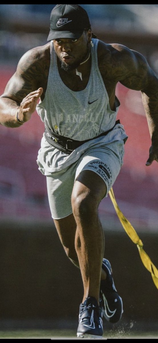 ShaunMichaels98's tweet photo. Derrick Henry’s transformation from a big running back to a cyborg doesn’t get talked about enough lol https://t.co/Py2c0t2nMO
