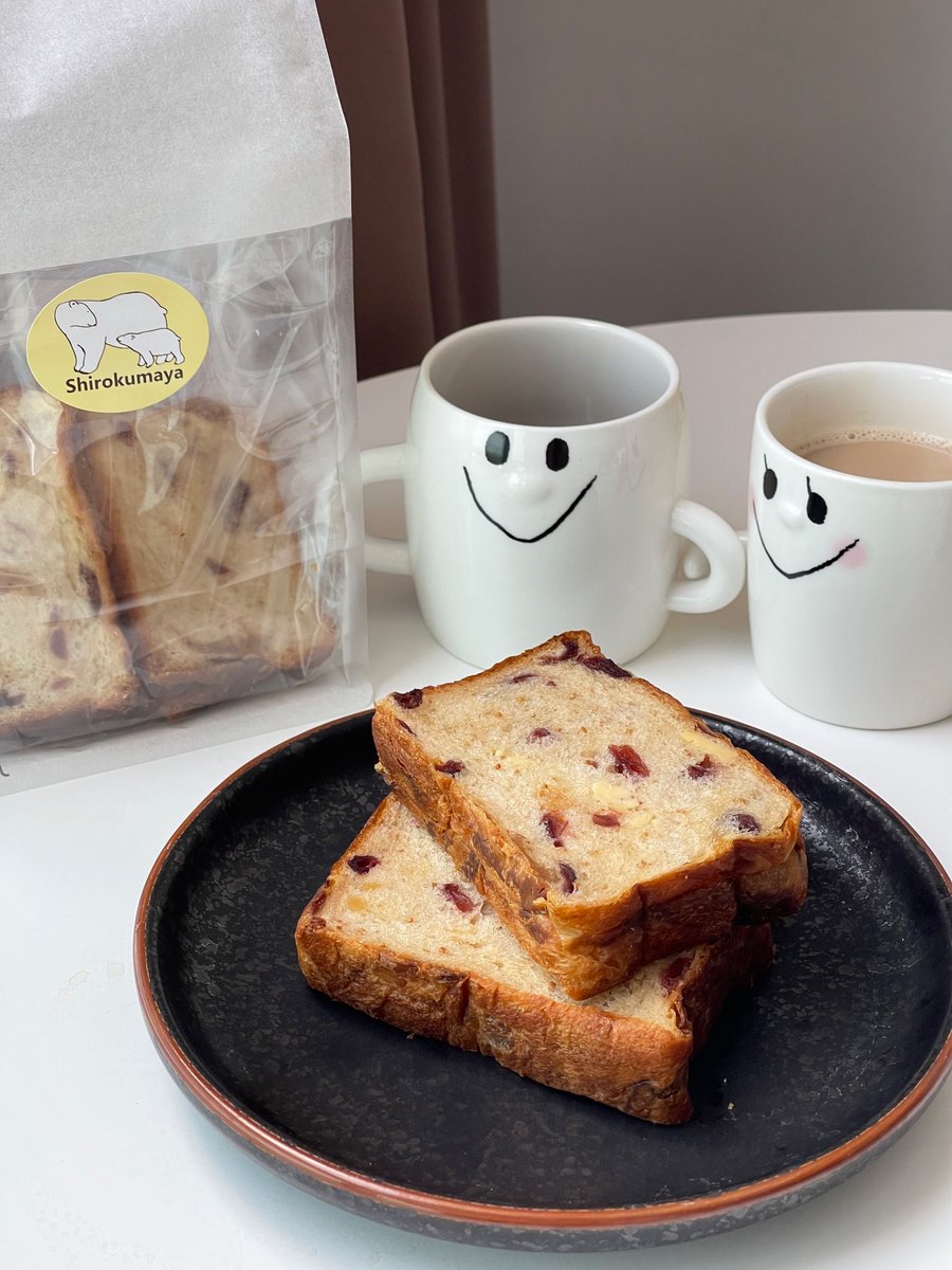 🍞ติดใจขนมปังร้าน 𝗦𝗵𝗶𝗿𝗼𝗸𝘂𝗺𝗮𝘆𝗮 𝗕𝗮𝗸𝗲𝗿𝘆 ตั้งแต่ได้ลอง Nama Shokupan แสนอร่อย นุ่ม ๆ หอมน้ำผึ้ง 🍞วันนี้ลอง Fig Cranberry Cream cheese ขนมปังใส่ลูกฟิก+แคนเบอรี่ รสหวานอมเปรี้ยว มีครีมชีสเปรี้ยวๆ เค็มนิดๆ มาเสริมรส อร่อยทานเพลินมากกก เผลอๆชอบมากกว่าโชคุปังอี๊ก <a href="/aroii/">@aroii บอกต่อ</a>