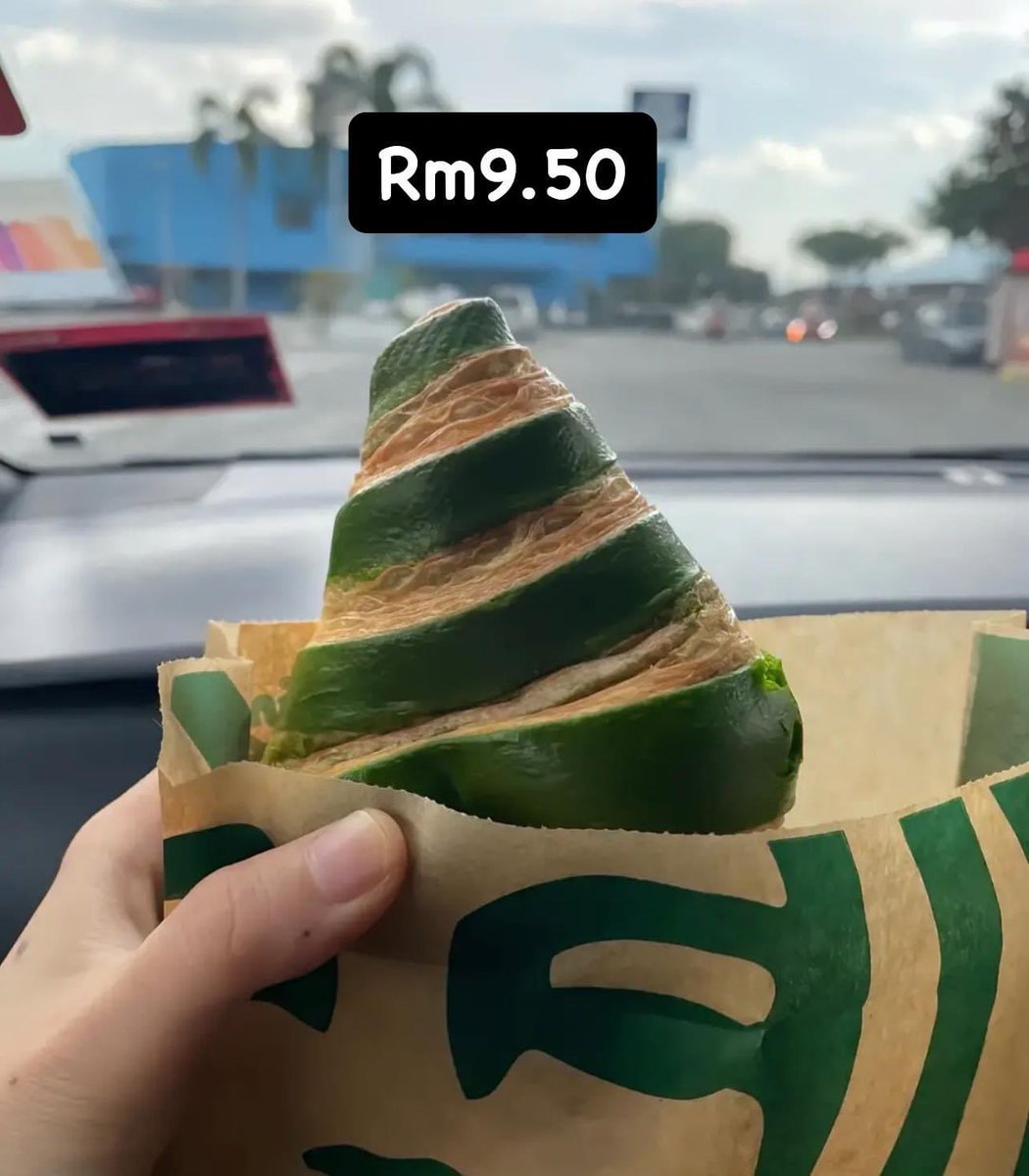 MalayFoodHunter's tweet photo. Sedapnya Pandan Croissant Starbucks ni. Sedap yang amat. Mesti ramai yang dah cuba kan😍 

Inti dia sedap macam sangkaya boat noodle. https://t.co/ZXOlHfbfI4