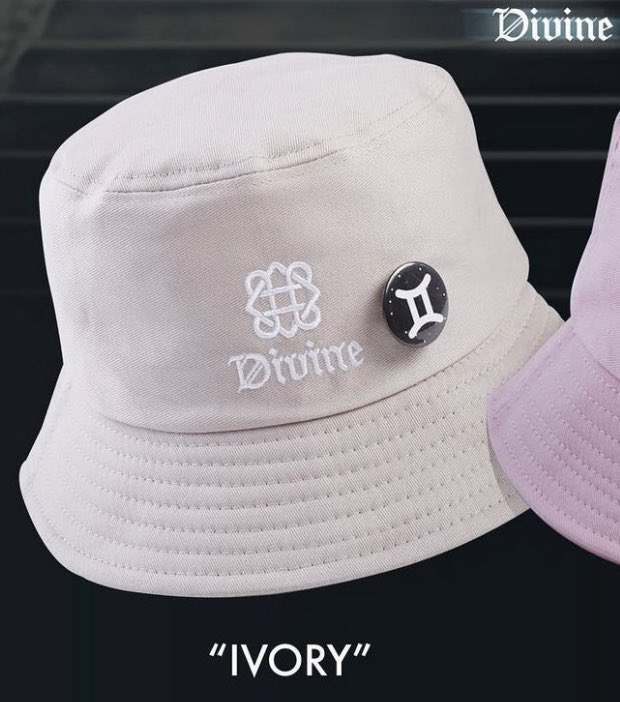 AwildaShawanda's tweet photo. WTS ✨

💖; กระเป๋า Divine สีดำ และ สีขาว ใบละ 1100฿  

💖; หมวก Divine สี Ivory 1000฿  

ค่าส่ง 50฿ สนใจ dm ได้เลยค่ะ 
#ตลาดนัดเจมีไนน์โฟร์ท #ตลาดนัดgeminifourth 
#ส่งต่อกระเป๋า #ตลาดนัดgmm #GEMINIFOURTH https://t.co/X6X9g0hG8G