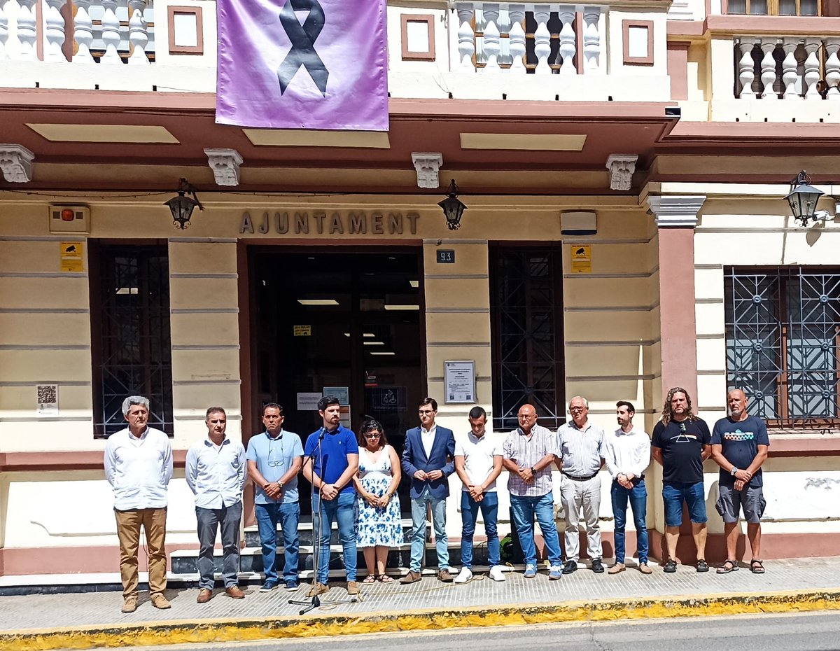 Hoy hemos asistido al minuto de silencio convocado por la FVMP como símbolo de nuestro sentir hacia la nueva víctima de violencia machista en Antella. 
m.facebook.com/story.php?stor…
#LPV #lapobladevallbona #ElMachismoMata