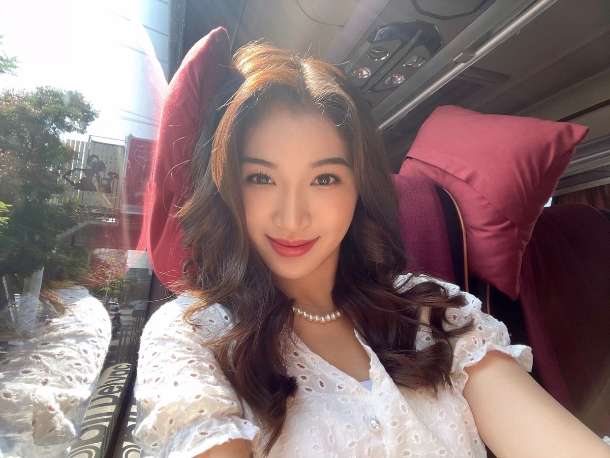 _shanindira's tweet image. SEMARANG THANK YOU! seru sekaliii, bahkan banyak yang gabisa masuk nunggu diluar🥹🤍Selalu senang kalo kesini, hatihati pulangnya kita ketemu di lain kesempatan!