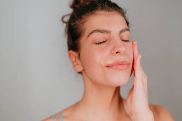 If you’re dealing with oily skin, here are some tips on how to control it. #oilyskin #skincare #skincarerips #beautyroom #bblogrt #bblogger #blogpost #beautyblog 👉 bit.ly/3Jy6tib