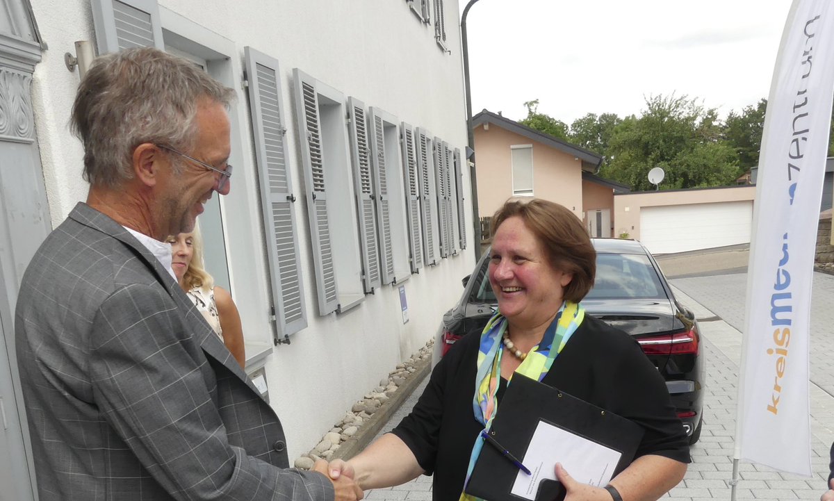...und tatsächlich- gestern war sie da! Frau <a href="/KM_BW/">Kultusministerium BW</a> hat sich mal eines der @MedienzentrenBW angesehen. Ich denke, sie war sehr angetan von den Möglichkeiten.... #eduBW #twlz