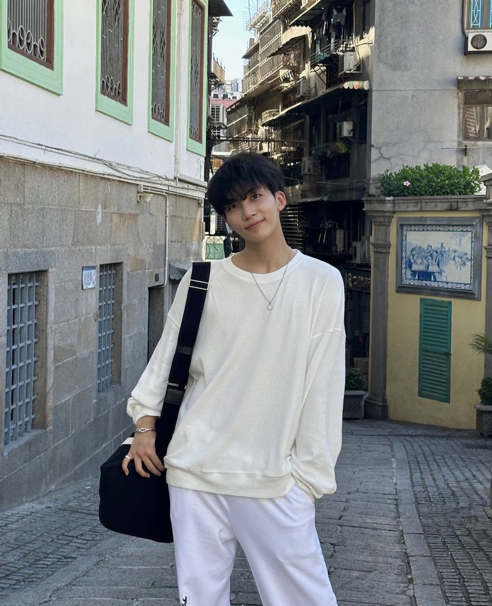 미군 최랑 파병 의료팀 윤 그런걸루 쿱정.. 맥주 마시던 최 처음 온 외국 마을에서 길 잃은 윤 보고 도와주려고 물어보니 자기 부대 주소 알려줘서 놀랐으면 좋겠다ㅎㅎ